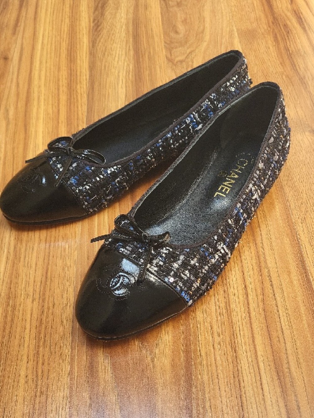 CHANEL Black Tweed & Patent Leather Cap-Toe Ballet Flats with Bow - Picture 8 of 8